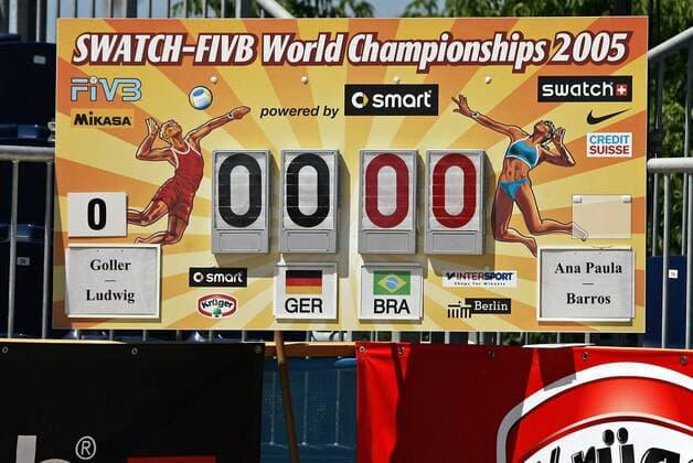 Eine Anzeigetafel der Swatch FIVB World Championships 2005 fungiert zugleich als Sponsorentafel Beachvolleyball WM Swatch FIVB Weltmeisterschaft 2005, Beach, Vdig Einzelbild Berlin