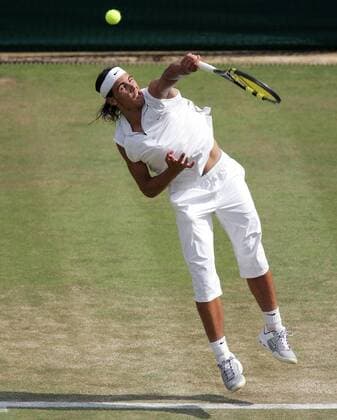 Rafael Nadal (Spanien) - Aufschlag Tennis Herren All England Championships 2005, Grand Slam, ATP Tour, Rasen, Rasenplatz, Rasentennis, Rasenturnier Einzelbild Wimbledon London Dynamik,