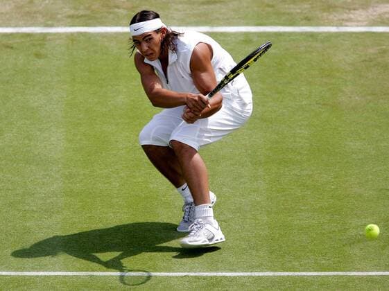 Rafael Nadal (Spanien) - beidhändige Rückhand Tennis Herren All England Championships 2005, Grand Slam, ATP Tour, Rasen, Rasenplatz, Rasentennis, Rasenturnier Einzelbild Wimbledon London Dynamik,