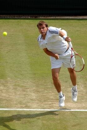 Gilles Muller (Luxemburg) - Aufschlag Tennis Herren All England Championships 2005, Grand Slam, ATP Tour, Rasen, Rasenplatz, Rasentennis, Rasenturnier Einzelbild Wimbledon London Dynamik,