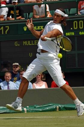Rafael Nadal (Spanien) - Vorhand Tennis Herren All England Championships 2005, Grand Slam, ATP Tour, Rasen, Rasenplatz, Rasentennis, Rasenturnier Einzelbild Wimbledon London Dynamik,