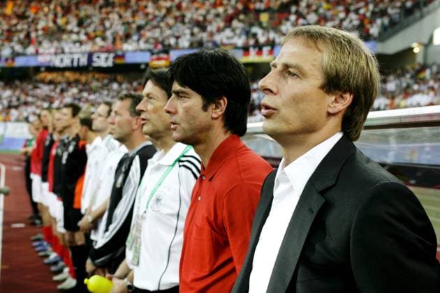 Bundestrainer Jürgen Klinsmann (vorn) und Co Trainer Joachim Löw (dahinter, beide Deutschland) singen die Nationalhymne mit Fußball Länderspiel Herren Confederationscup 2005, Confederations Cup, Konföderationencup, Konföderationen, Confedcup, Confed Gruppe Nationalmannschaft, Nationalteam Nürnberg