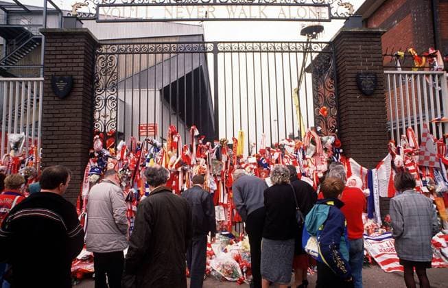 Liverpool Fans gedenken der 96 Opfer der Hillsborough Tragödie vor den Toren des Stadions an der Anfield Road, Schals, Trikots und Blumen werden unter dem Schriftzug You will never walk alone niedergelegt - Fußball Herren FA Cup 1988 1989, Englischer Pokal, Pokalspiel, Halbfinale, FC Liverpool, 1. Englische Liga, Vdia Totale Anfield Road, Stadionunglück, Stadiontragödie Liverpool, o0 Historie Geschichte Fußballhistorie