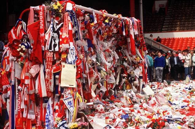 Unglaubliche Anteilnahme der Liverpool Fans für die 96 Opfer der Hillsborough Tragödie, an der Anfield Road sind das Tor und der Rasen ob der Beileidsbekundungen in Form von Schals und Blumen nicht mehr zu sehen - Fußball Herren FA Cup 1988 1989, Englischer Pokal, Pokalspiel, Halbfinale, FC Liverpool, 1. Englische Liga, Vdia Totale Anfield Road, Stadionunglück, Stadiontragödie Liverpool, o0 Historie Geschichte Fußballhistorie