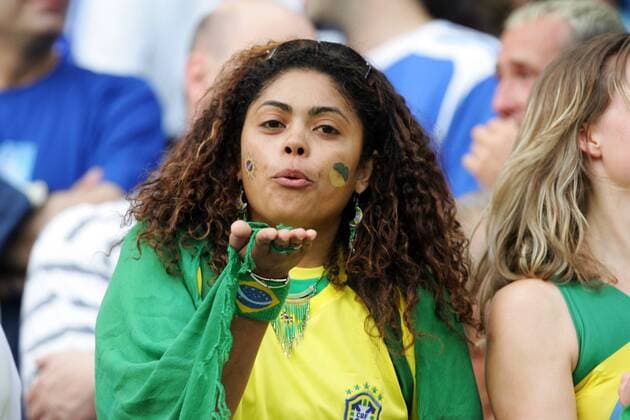 Hübsche Brasilianerin sendet einen Luftkuss Fußball Länderspiel Herren Confederations Cup 2005, Confederationscup, Konföderationencup, Konföderationen, Länderspiel Porträt Leipzig