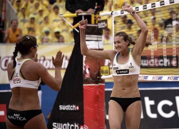 Kerri Walsh (re.) und Misty May Treanor (beide USA) jubeln Beachvolleyball WM Damen Swatch FIVB Weltmeisterschaft 2005, Beach, Finale, Endspiel Gruppe Berlin Freude,