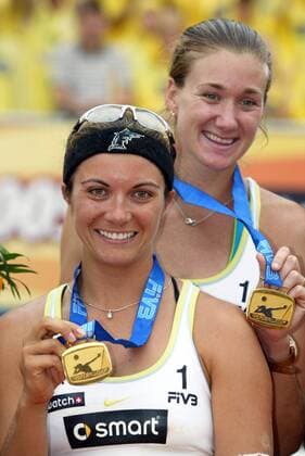 Misty May Treanor (vorn) und Kerri Walsh (beide USA) präsentieren ihre Goldmedaillen Beachvolleyball WM Damen Swatch FIVB Weltmeisterschaft 2005, Beach, Finale, Endspiel Gruppe Berlin Freude,
