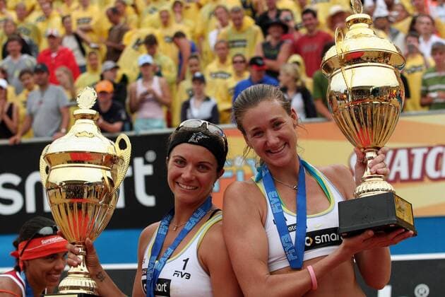 Misty May Treanor (li.) und Kerri Walsh (beide USA) präsentieren ihre Trophäen Beachvolleyball WM Damen Swatch FIVB Weltmeisterschaft 2005, Beach, Finale, Endspiel Gruppe Berlin Freude,