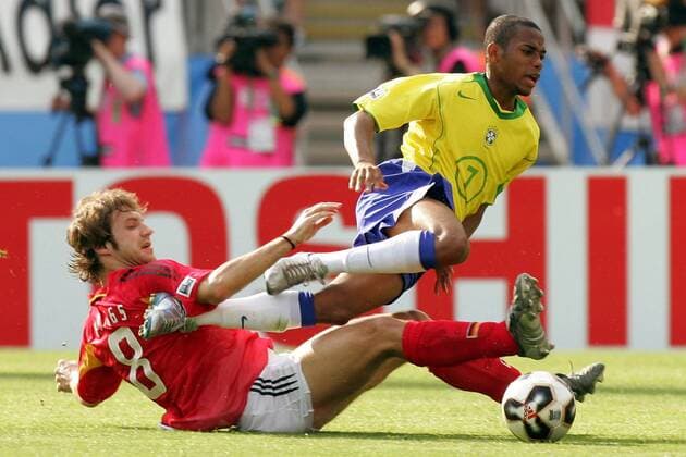 Robinho (Brasilien, re.) gegen Torsten Frings (Deutschland) Fußball Länderspiel Herren Confederations Cup 2005, Confederationscup, Konföderationencup, Konföderationen, Confedcup, Confed Gruppe Halbfinale Nürnberg Dynamik, Kampf,