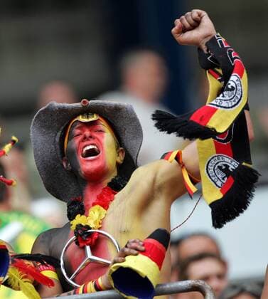 Ein ausgeflippter deutscher Fan treibt seine Idole in einem schrillen Outfit lautstark an Fußball Länderspiel Herren Confederations Cup 2005, Confederationscup, Konföderationen, Konföderationencup, Confedcup, Confed, Einzelbild Schal, Schals, Fanschal, Fanschals, Nürnberg Begeisterung, Freude,