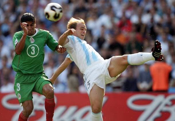 Esteban Cambiasso (Argentinien, re.) gegen Carlos Salcido (Mexiko) Fußball Länderspiel Herren Confederations Cup 2005, Confederationscup, Konföderationencup, Konföderationen, Länderspiel Gruppe Hannover Dynamik, Kampf,