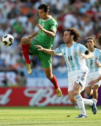 Jared Borgetti (Mexiko, li.) gegen Gabriel Milito (Argentinien) Fußball Länderspiel Herren Confederations Cup 2005, Confederationscup, Konföderationencup, Konföderationen, Länderspiel Gruppe Hannover Dynamik,