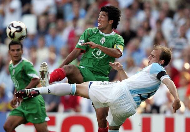 Esteban Cambiasso (Argentinien, re.) gegen Pavel Pardo (Mexiko) Fußball Länderspiel Herren Confederations Cup 2005, Confederationscup, Konföderationencup, Konföderationen, Länderspiel Gruppe Hannover Dynamik, Kampf,