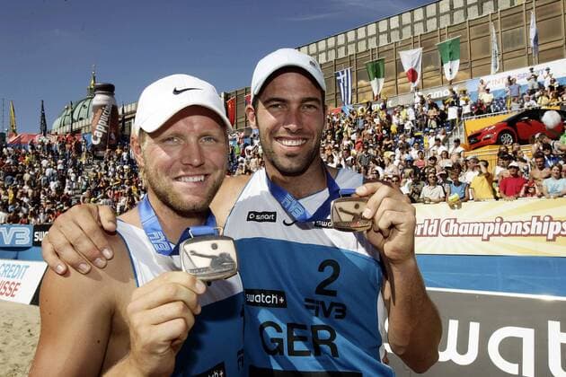 Julius Brink (li.) und Kjell Schneider (beide Deutschland) präsentieren stolz ihre WM Bronzemedaillen Beachvolleyball WM Herren Swatch FIVB Weltmeisterschaft 2005, Beach, Gruppe Berlin Freude,