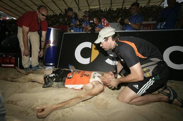Arzt Michael Tank (re.) behandelt den verletzt am Boden liegenden Thorsten Schön (beide Deutschland) Beachvolleyball WM Herren Swatch FIVB Weltmeisterschaft 2005, Beach, Gruppe Berlin Erschöpfung,