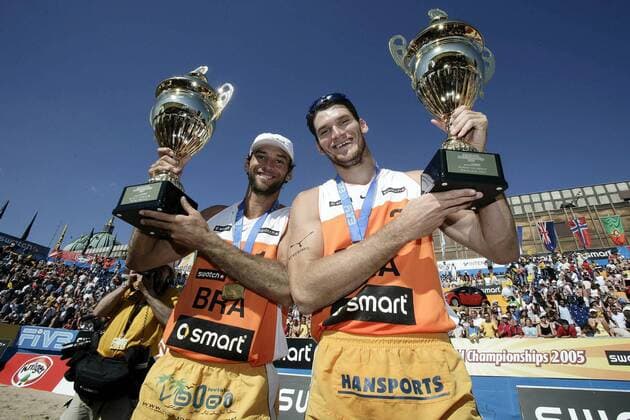Die Weltmeister Marcio Araujo (li.) und Fabio de Jesus Magalhaes (beide Brasilien) präsentieren stolz ihre Trophäen Beachvolleyball WM Herren Swatch FIVB Weltmeisterschaft 2005, Beach, Gruppe Berlin Freude,