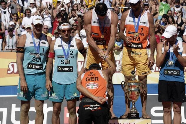 Siegerehrung der FIVB Weltmeisterschaft 2005: Thorsten Schön (Deutschland) verbeugt sich vor den Weltmeistern und Zweitplatzierten, v. re. Marcio Araujo, Fabio des Jesus Magalhaes (beide Brasilien), Paul Laciga und Sascha Heyer (beide Schweiz) Beachvolleyball WM Herren Swatch FIVB Weltmeisterschaft 2005, Beach, Gruppe Berlin Unterwerfung, Freude, Kameradschaft,