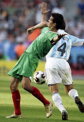 Jared Borgetti (Mexiko, li.) gegen Zanetti (Argentinien) Fußball Länderspiel Herren Confederations Cup 2005, Confederationscup, Konföderationencup, Konföderationen, Länderspiel Gruppe Hannover Dynamik, Kampf,