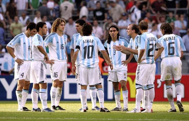 Esteban Cambiasso (3. v. re.) hält eine Ansprache an seine Mitspieler, v. li.: Zanetti, Rodriguez, Coloccini, Riquelme, Aimar, Sorin, Figueroa und Heinze (alle Argentinien) Fußball Länderspiel Herren Confederations Cup 2005, Confederationscup, Konföderationencup, Konföderationen, Länderspiel Gruppe Hannover