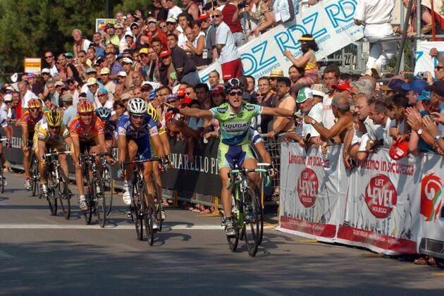 Zielankunft Italienische Meisterschaft 2005: Sieger Enrico Gasparotto (Liquigas Bianchi, re.) überquert vor Filippo Pozzato (beide Italien Quick Step) die Ziellinie -  Radsport LM Herren Italienische Meisterschaft 2005, Landesmeisterschaft, Straßenmeisterschaft, Straßenradsport, Straße Totale Montesilvano Freude,