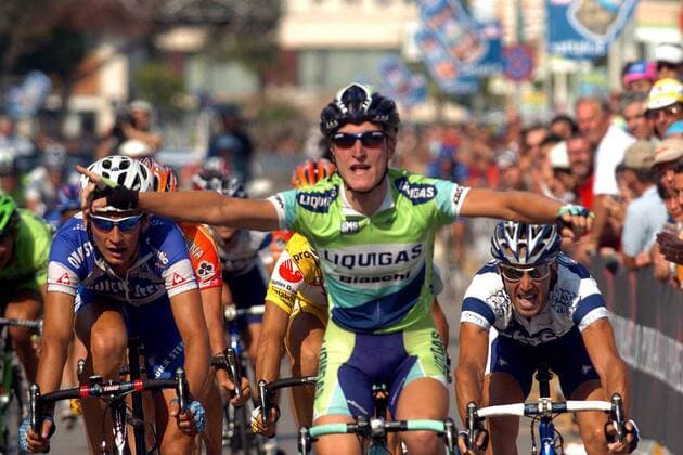Zielankunft Italienische Meisterschaft 2005: Sieger Enrico Gasparotto (Liquigas Bianchi, vorn) jubelt, Filippo Pozzato (Quick Step, li.) und Massimo Giunti (alle Italien Fassa Bortolo, re.) können nichts mehr ausrichten -  Radsport LM Herren Italienische Meisterschaft 2005, Landesmeisterschaft, Straßenmeisterschaft, Straßenradsport, Straße Gruppe Montesilvano Freude,