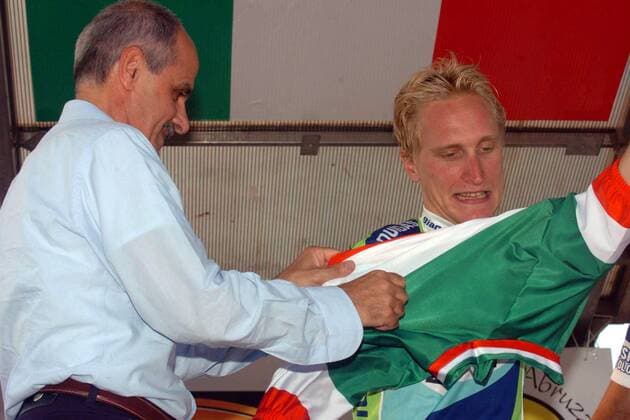 Siegerehrung Italienische Meisterschaft 2005: Enrico Gasparotto (Liquigas Bianchi) wird beim Überstreifen des Meistertrikots von Renato di Rocco (beide Italien), Präsident des Italienischen Radsportverbandes FCI, unterstützt -  Radsport LM Herren Italienische Meisterschaft 2005, Landesmeisterschaft, Straßenmeisterschaft, Straßenradsport, Straße Gruppe Montesilvano