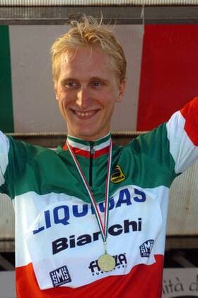 Siegerehrung Italienische Meisterschaft 2005: Enrico Gasparotto (Italien Liquigas Bianchi) jubelt im Meistertrikot über den Sieg bei der Italienischen Meisterschaft -  Radsport LM Herren Italienische Meisterschaft 2005, Landesmeisterschaft, Straßenmeisterschaft, Straßenradsport, Straße Porträt Montesilvano Freude,