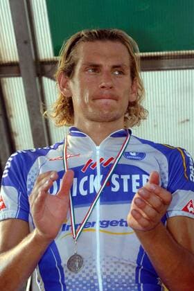 Siegerehrung Italienische Meisterschaft 2005i: Der Zweiplatzierte Filippo Pozzato (Italien Quick Step) spendet Beifall -  Radsport LM Herren Italienische Meisterschaft 2005, Landesmeisterschaft, Straßenmeisterschaft, Straßenradsport, Straße Porträt Montesilvano