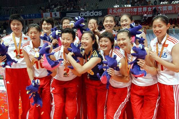 Grand Prix Sieger China knuddelt mir dem Plüschmaskottchen während der Siegerehrung -  Volleyball Länderspiel Damen World Grand Prix 2005, Länderspiel, Nationalmannschaft, Nationalteam, Nationaltrikot, Totale IMCpau4678112 Ningbo, Podest, Podium, Freude,