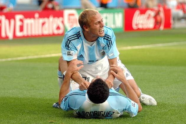 Luciano Figueroa (oben) und Rodriguez (Argentinien) - Torjubel Fußball Länderspiel Herren Confederations Cup 2005, Confederationscup, Konföderationencup, Konföderationen, Länderspiel Gruppe Hannover Freude, Begeisterung,