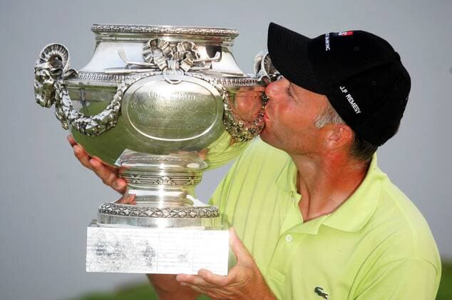 Sieger Jean Francois Remesy (Frankreich) küsst seinen Pokal für den Gewinn der Open de France 2005 Golf Herren Open de France 2005, PGA European Tour, TPC of Europe, Golfen Einzelbild Le Golf National Paris, pan9940 Paris  