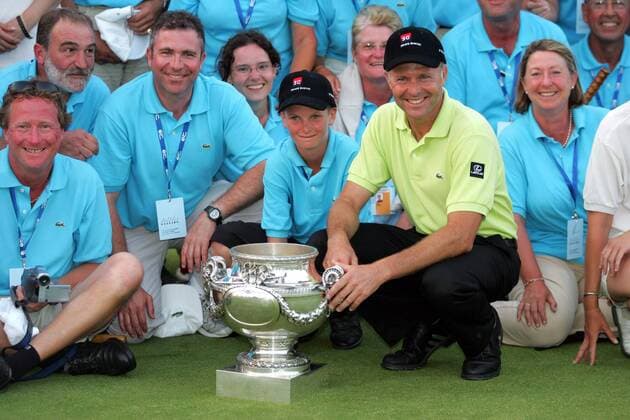 Sieger Jean Francois Remesy (Frankreich) präsentiert seinen Pokal für den Gewinn der Open de France 2005 Golf Herren Open de France 2005, PGA European Tour, TPC of Europe, Golfen Gruppe Le Golf National Paris, pan9940 Paris  