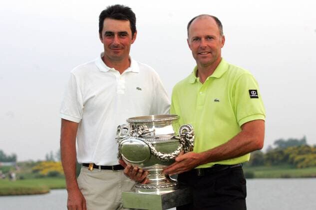 Jean Francois Remesy (re.) - Sieger der Open de France 2005, daneben der Zweitplatzierte Jean van de Velde (beide Frankreich) Golf Herren Open de France 2005, PGA European Tour, TPC of Europe, Golfen Gruppe Le Golf National Paris, pan9940 Paris  