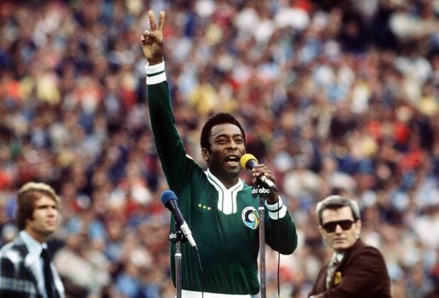 Pele (Cosmos New York) verabschiedet sich bei seinem letzten Spiel endgültig von der Fußballbühne und den Anhängern aus aller Welt -  Fußball Herren Peles Abschiedsspiel 1977, Abschied, NASL 1977, 1. Amerikanische Liga, Cosmos New York Einzelbild New York
