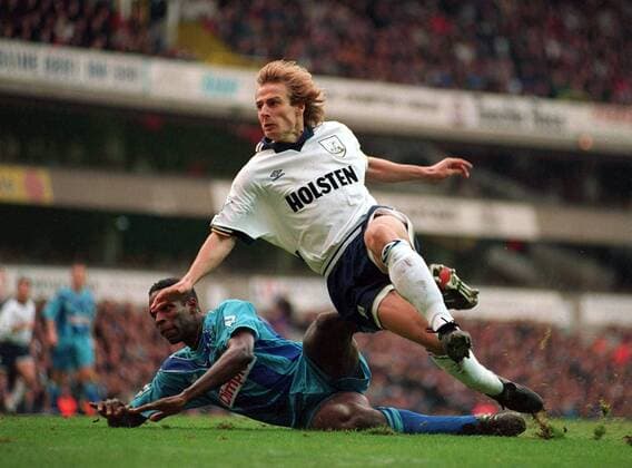 Jürgen Klinsmann (re., Tottenham Hotspur) gegen Kenneth Monku (Southampton) -  Fußball Herren FA Cup 1994 1995, Englischer Pokal, Pokalspiel, Tottenham Hotspurs - FC Southampton 1:1, Vdia Gruppe London Dynamik,