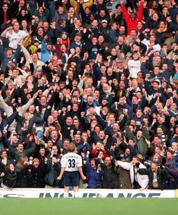 Jürgen Klinsmann (Tottenham Hotspur) jubelt vor dem Fanblock -  Fußball Herren English Premier League 1997 1998, 1. Englische Liga, Tottenham Hotspurs, Vdia Totale London Freude, Begeisterung,