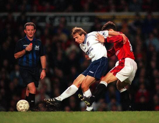 Jürgen Klinsmann (li., Tottenham Hotspur) gegen Ronny Johnsen (Manchester United) -  Fußball Herren English Premier League 1997 1998, 1. Englische Liga, Manchester United - Tottenham Hotspurs 2:0 Gruppe Manchester Dynamik,