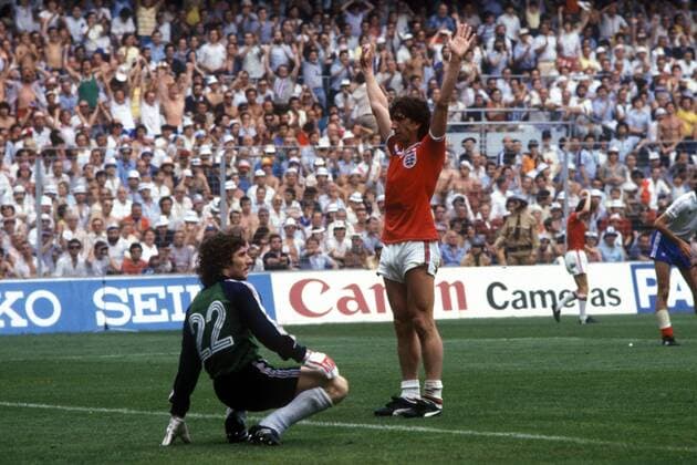 Freud und Leid - Torschütze Paul Mariner (England) bejubelt überlegen vor Torwart Jean Ettori (Frankreich) sein Tor zum 3:1 Fußball WM Herren Weltmeisterschaft 1982, Nationalmannschaft, Nationalteam, Nationaltrikot, Länderspiel, Gruppe 4 Gruppe Bilbao Begeisterung, Enttäuschung, Freude, Überlegenheit