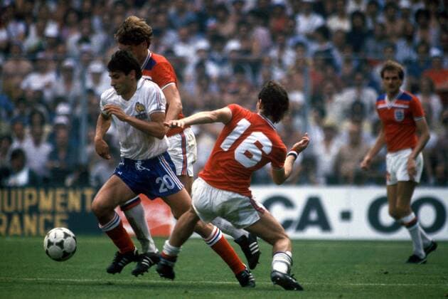 Gerard Soler (Frankreich, li.) setzt sich gegen Bryan Robson (re.) und Terry Butcher (beide England) durch Fußball WM Herren Weltmeisterschaft 1982, Nationalmannschaft, Nationalteam, Nationaltrikot, Länderspiel, Gruppe 4 Gruppe Bilbao Dynamik,