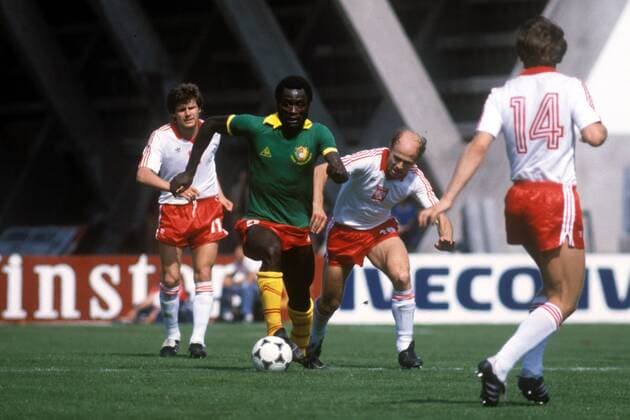 Emmanuel Kunde (Kamerun, Mitte) setzt sich gegen Grzegorz Lato (2.v.re.) durch, Wlodzimierz Smolarek (li.) und Andrzej Palasz (alle Polen) schauen zu Fußball WM Herren Weltmeisterschaft 1982, Nationalmannschaft, Nationalteam, Nationaltrikot, Länderspiel, Gruppe 1 Gruppe La Coruna Dynamik,