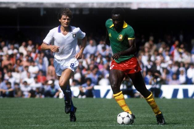 Emmanuel Kunde (Kamerun, re.) am Ball, daneben Giancarlo Antognoni (Italien) Fußball WM Herren Weltmeisterschaft 1982, Nationalmannschaft, Nationalteam, Nationaltrikot, Länderspiel, Gruppe 1 Gruppe Vigo Dynamik,