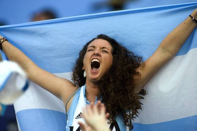 Eine enthusiastische Argentinierin hält begeistert die Nationalfahne hoch Fußball Länderspiel Herren Confederations Cup 2005, Confederationscup, Konföderationencup, Konföderationen, Confed, Länderspiel Einzelbild Nationalflagge, Landesfahne, Halbfinale Hannover, Piercing, Zungenpiercing Begeisterung, Freude,