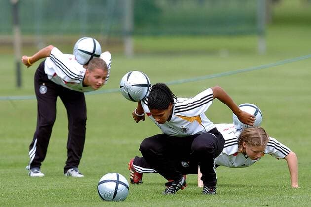 Sarah Günther (li.), Navina Omilade (Mitte) und Petra Wimbersky (alle Deutschland) balancieren den Ball auf dem Rücken Fußball EM Damen Europameisterschaft 2005, Frauen, Frauenfußball, Training Gruppe Nationalmannschaft, Nationalteam Blackburn