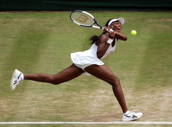 Venus Williams (USA) - beidhändige Rückhand Tennis Damen All England Championships 2005, WTA Tour, Grand Slam, Rasen, Rasenplatz, Rasentennis, Rasenturnier Einzelbild Wimbledon London Dynamik,