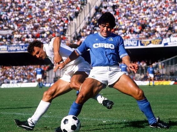 Diego Armando Maradona (re., Neapel) gegen Pietro Vierchowod (Sampdoria Genua) -  Fußball Herren Serie A 1985 1986, 1. Italienische Liga, SSC Napoli - Sampdoria Genua 3:0, Vdia Gruppe Neapel Dynamik, Kampf,