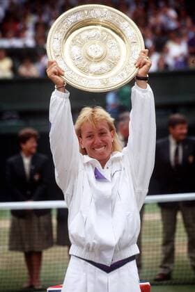 Siegerin Martina Navratilova (USA) präsentiert stolz ihre Trophäe -  Tennis Damen All England Championships 1990, Grand Slam, WTA Tour Einzelbild Wimbledon Aufnahmedatum geschätzt London