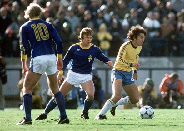 Zico (re., Brasilien) gegen Anders Linderoth (Schweden) -  Fußball WM Herren Weltmeisterschaft 1978, Länderspiel, Nationalmannschaft, Nationalteam, Nationaltrikot, Gruppe 3 Gruppe Mar del Plata Dynamik,