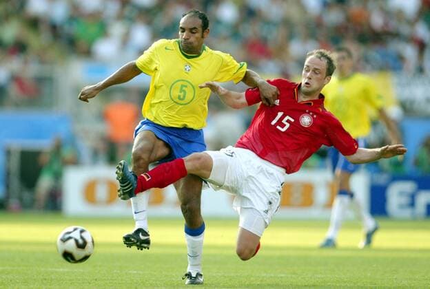 Emerson (Brasilien, li.) gegen Fabian Ernst (Deutschland) Fußball Länderspiel Herren Confederations Cup 2005, Confederationscup, Konföderationencup, Konföderationen, Länderspiel Gruppe Aufmacher Nürnberg Dynamik, Kampf,