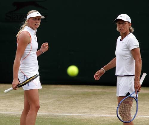 Anna Lena Groenefeld (Deutschland, li.) und Martina Navratilova (USA) Tennis Damen All England Championships 2005, Grand Slam, WTA Tour, Rasen, Rasenplatz, Rasentennis, Rasenturnier Gruppe Wimbledon London