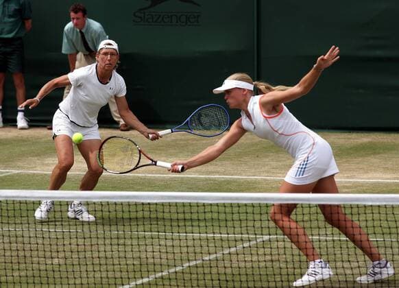 Anna Lena Groenefeld (Deutschland, re.) - Vorhand, daneben Martina Navratilova (USA) Tennis Damen All England Championships 2005, Grand Slam, WTA Tour, Rasen, Rasenplatz, Rasentennis, Rasenturnier Gruppe Wimbledon London Dynamik,